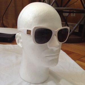 Meet your Posher, Prada